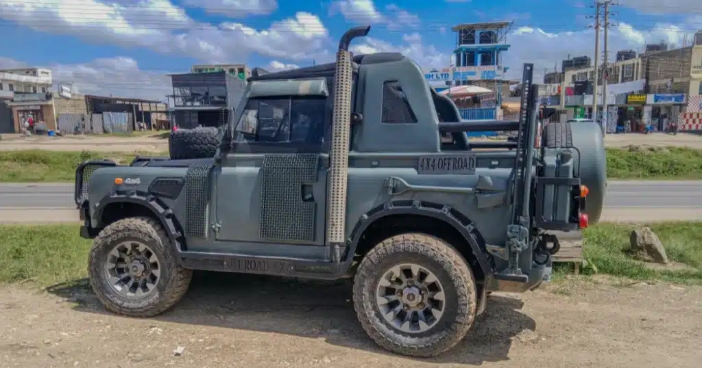 the left side view of 1990 Land Rover Defender 90
