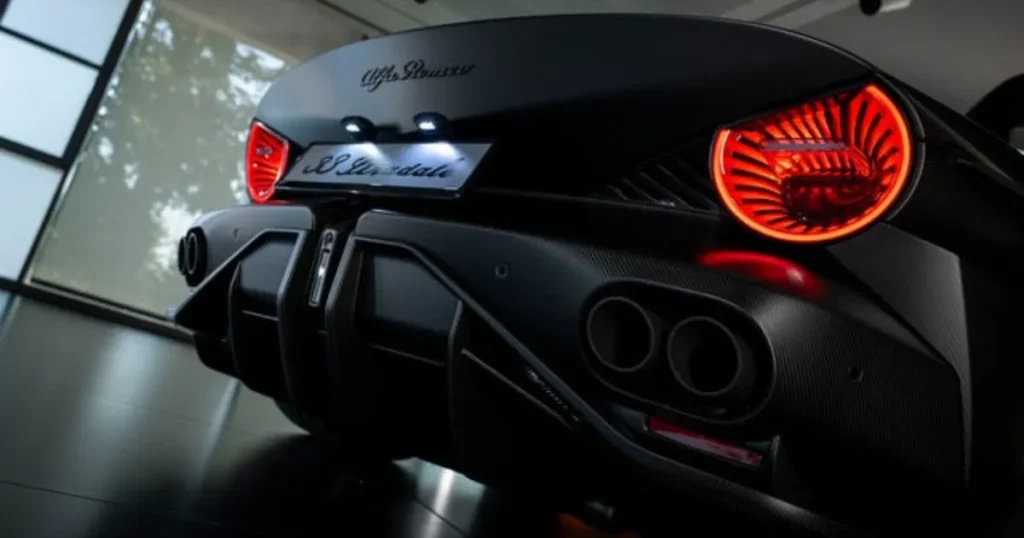 Alfa Romeo 33 Strandale Perla Nera taillight view